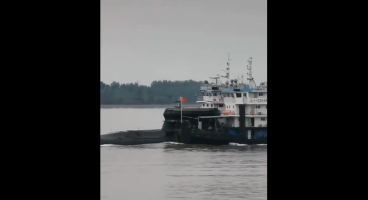 Cụ thể, tàu ngầm có thiết kế tháp chỉ huy rất độc đáo, với nhiều góc cạnh chạy dọc tháp chỉ huy. Phần tháp chỉ huy này cũng có chiều cao khá thấp, nếu so với chiều dài của thân tàu ngầm.