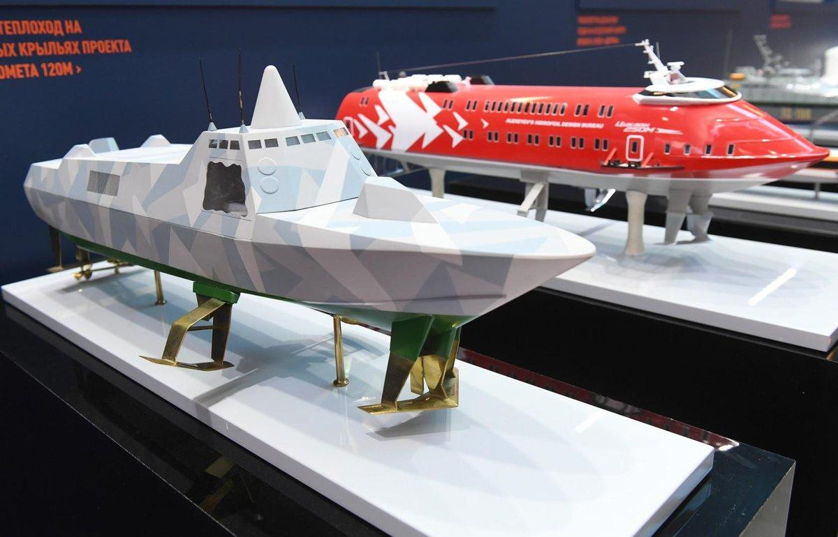 Cả pháo lẫn tên lửa đều được giấu trong thân tàu hay ẩn trong tháp pháo đặc biệt, chỉ lộ ra ngoài khi tác xạ, thiết kế này cũng nhằm nâng cao tính năng tàng hình, đồng thời tránh tác động ăn mòn của nước biển.