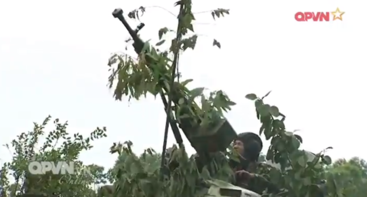 Để tăng khả năng cơ động giữa các khu vực địa hình phức tạp, các phiên bản ra đời sau này của xe tăng chủ lực T-54/55, đã có thiết kế xích rộng hơn. Điều này khiến độ cơ động của xe được tăng lên rõ rệt, mặc dù động cơ của xe vẫn giữ nguyên công suất 520 mã lực.