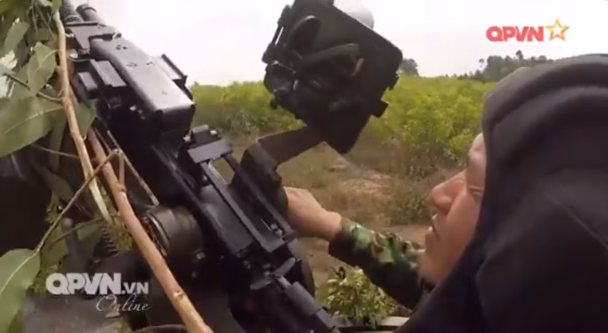 Đặc biệt, sức mạnh hỏa lực của khẩu súng máy phòng không 12,7mm DShK này, tới nay vẫn cực kỳ uy lực, đủ sức bắn hạ nhiều loại máy bay, trực thăng hoạt động ở tầm thấp.