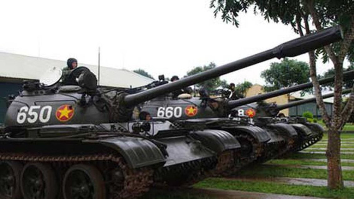 Ngoài xe tăng T-54/55 nguyên bản do Liên Xô sản xuất, Việt Nam cũng sở hữu một số lượng khá lớn xe tăng Type 59 - phiên bản T-54 do Trung Quốc sản xuất nội địa.