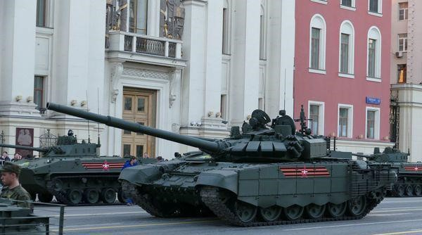 Diềm cao su hai bên sườn xe cũng được thay bằng các tấm giáp thép - cao su mới, có khả năng kích nổ đầu đạn HEAT trước khi chúng bắn vào giáp chính. Gầm xe được điều chỉnh để tăng khả năng kháng mìn so với các phiên bản T-72 cũ.