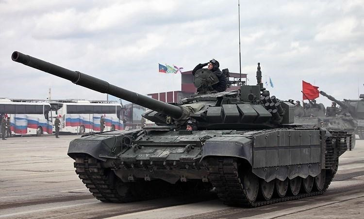 Khủng hoảng kinh tế tại Nga thập niên 1990 khiến nước này phải cắt giảm ngân sách quốc phòng, hủy bỏ nhiều dự án chế tạo xe tăng thế hệ mới. Điều đó khiến T-72 vẫn đóng vai trò xương sống lục quân Nga.