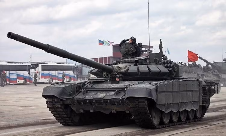 Khủng hoảng kinh tế tại Nga thập niên 1990 khiến nước này phải cắt giảm ngân sách quốc phòng, hủy bỏ nhiều dự án chế tạo xe tăng thế hệ mới. Điều đó khiến T-72 vẫn đóng vai trò xương sống lục quân Nga.