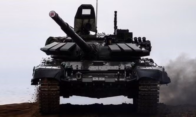 Ra đời từ năm 1973, xe tăng T-72 từng là một trong những dòng xe tăng chủ lực trong biên chế quân đội Liên Xô. Nga được thừa hưởng số lượng rất lớn dòng xe này sau khi Liên Xô tan rã. Tuy vậy theo thời gian Nga muốn phát triển các dòng xe tăng mới nhằm thay thế T-72.