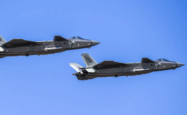 Vị chuyên gia còn nêu ý kiến của riêng mình đó là với kích thước lớn của khoang vũ khí, J-20 có lẽ nên được sử dụng cho vai trò khác như cường kích tấn công mặt đất thay vì tiêm kích chiếm ưu thế trên không, nếu vậy nó thực chất sẽ giống hệt F-117A.