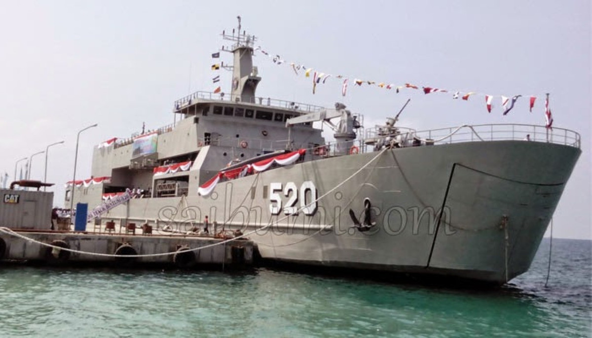 Chiếc KRI Teluk Youtefa vừa được Indonesia cho nhập biên được đóng theo thiết kế cải tiến, với chiều dài cơ sở của tàu là 120 mét. Các tàu trước đó của lực lượng này, đều đóng theo phiên bản có chiều dài 117 mét. Truyền thông nước này cho biết phiên bản 120 mét sẽ có nhiều cải tiến rõ nét hơn so với phiên bản cũ, nhưng khả năng vận tải vẫn gần tương đương nhau. Nguồn ảnh: Janes.