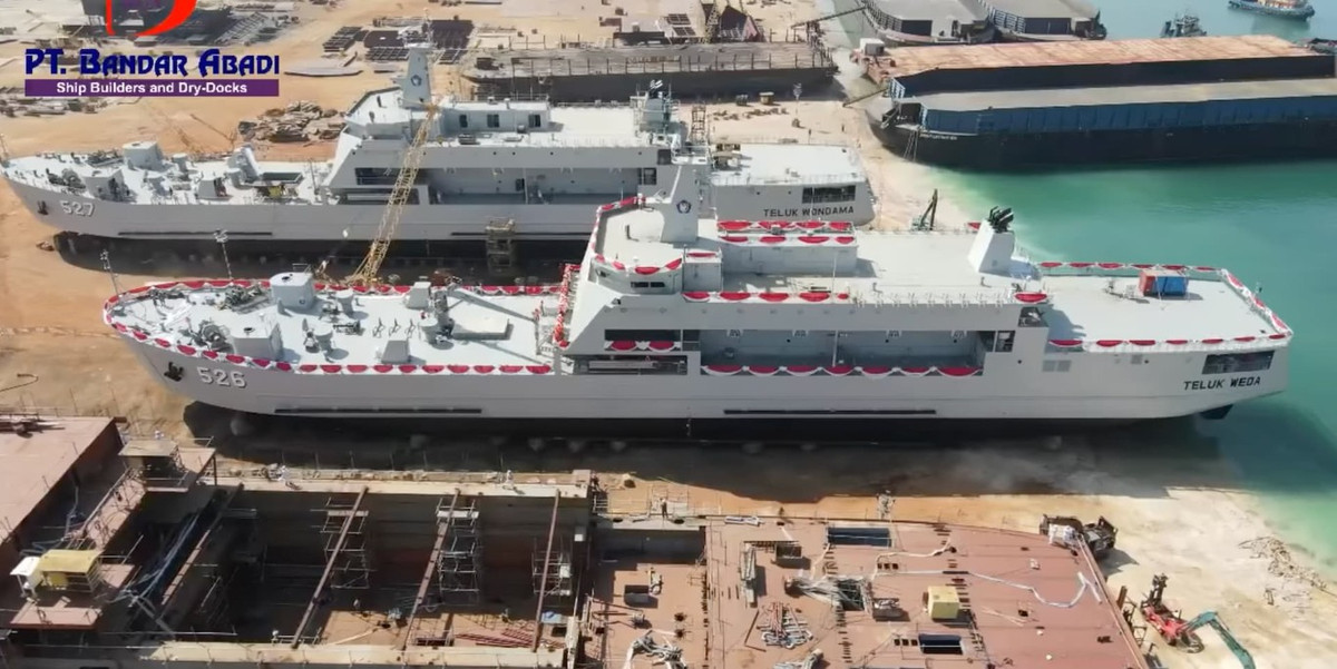 Tàu đổ bộ thứ ba này, được Hải quân Indonesia đặt tên là KRI Teluk Youtefa với số thân 522. Lễ nhập biên đã được tổ chức long trọng tại căn cứ hải quân Tanjung Priok, phía Bắc Jakata hôm 12/7 vừa rồi.
