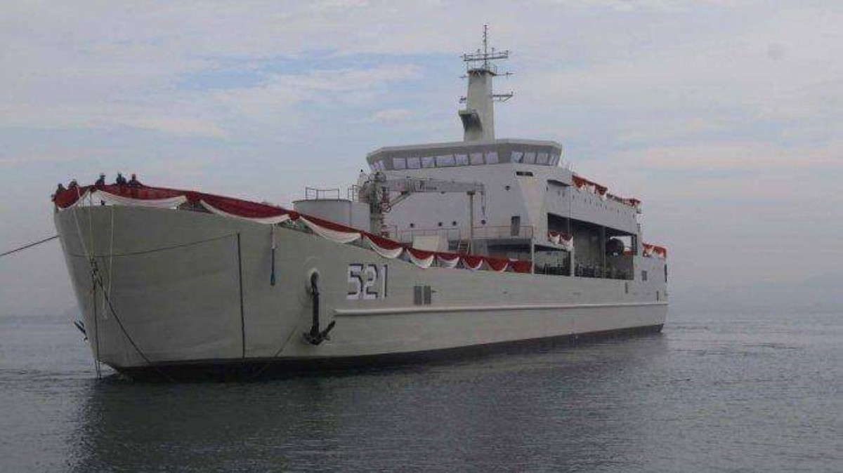 Tàu có độ giãn nước 2300 tấn, dài từ 117 tới 120 mét, lườn rộng 18 mét, cao 11 mét và được trang bị hai động cơ đẩy, công suất đầu ra tối đa 4400 sức ngựa.