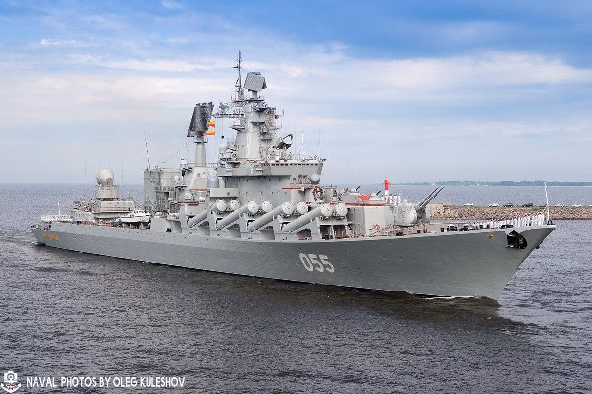 Để đối phó, lớp tuần dương hạm Slava được trang bị 16 bệ phóng P-500 Bazalt, tên lửa có thể bắn trúng mục tiêu ở khoảng cách 500 km. Đồng thời loại đạn chống hạm này có tốc độ Mach 2,56 và khả năng kháng nhiễu tốt, đảm bảo việc đưa đầu đạn tới mục tiêu.