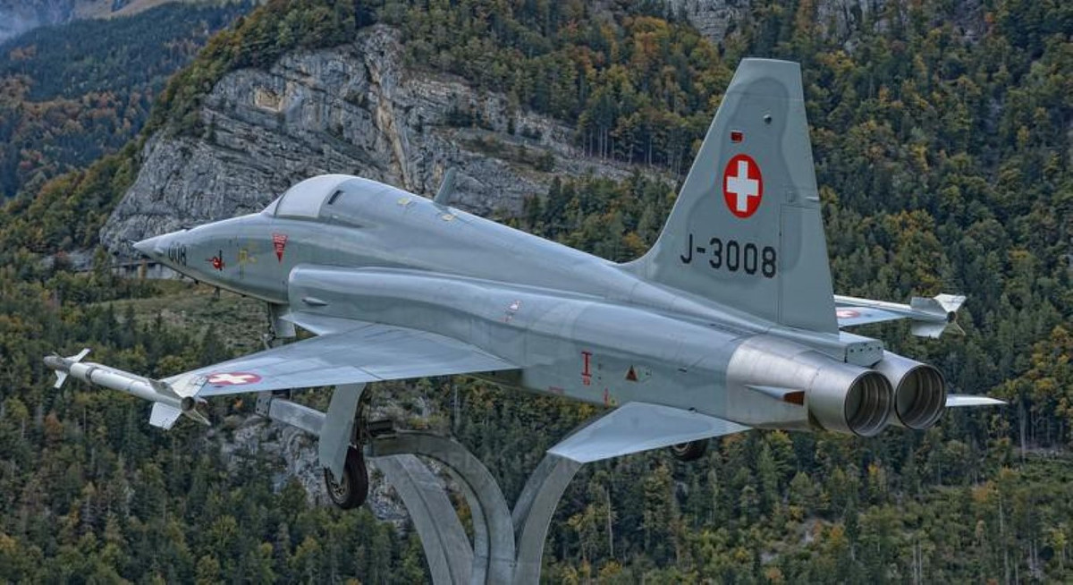 "Tiêm kích F-5 Tiger II cất cánh từ Payerne để thực hiện chuyến bay huấn luyện và bị rơi ở vùng núi Melchsee-Frutt thuộc tỉnh Obwalden khi đang tập huấn luyện không chiến với một chiến đấu cơ F/A-18", Bộ Quốc phòng Thụy Sĩ hôm 26/5 ra thông cáo cho hay.