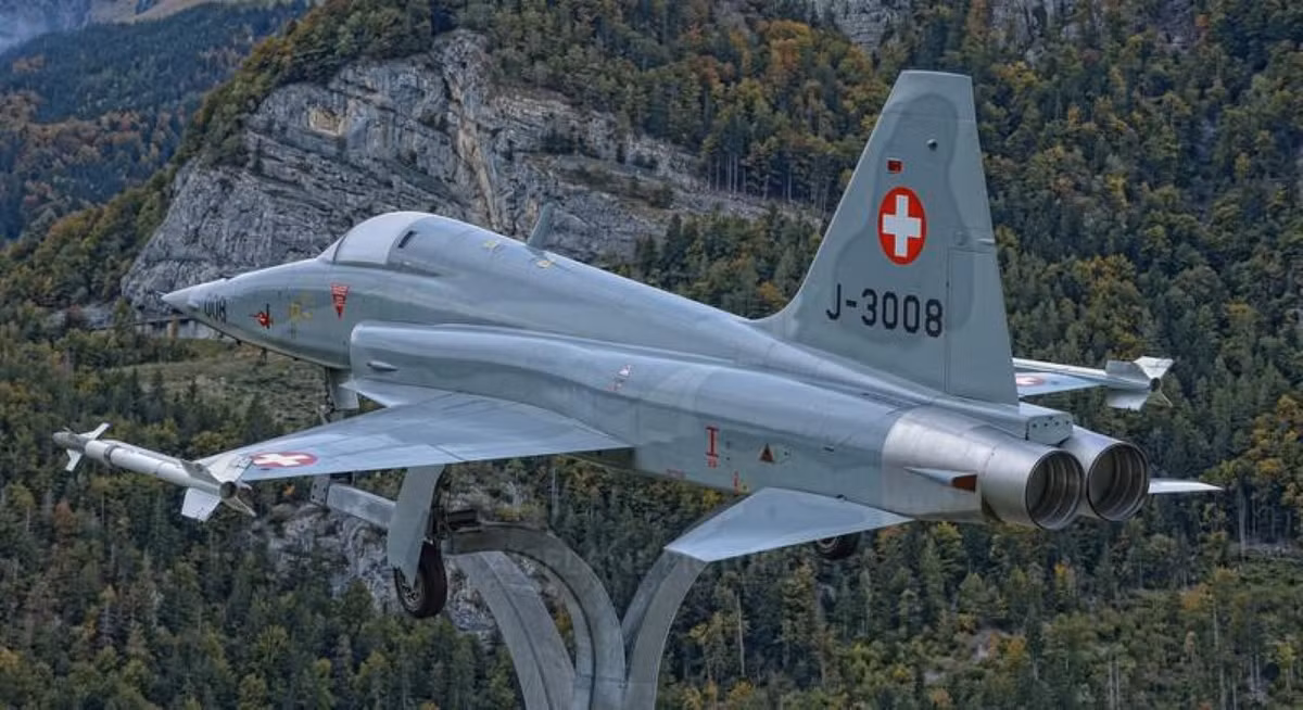 "Tiêm kích F-5 Tiger II cất cánh từ Payerne để thực hiện chuyến bay huấn luyện và bị rơi ở vùng núi Melchsee-Frutt thuộc tỉnh Obwalden khi đang tập huấn luyện không chiến với một chiến đấu cơ F/A-18", Bộ Quốc phòng Thụy Sĩ hôm 26/5 ra thông cáo cho hay.