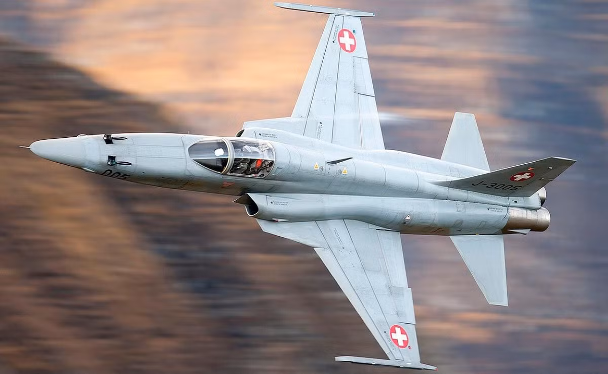 Không quân Thụy Sĩ thường cho hai loại chiến đấu cơ này tập trận đối kháng với nhau để tăng cường năng lực tác chiến của phi công. Tuy vậy một tai nạn vừa xảy ra.