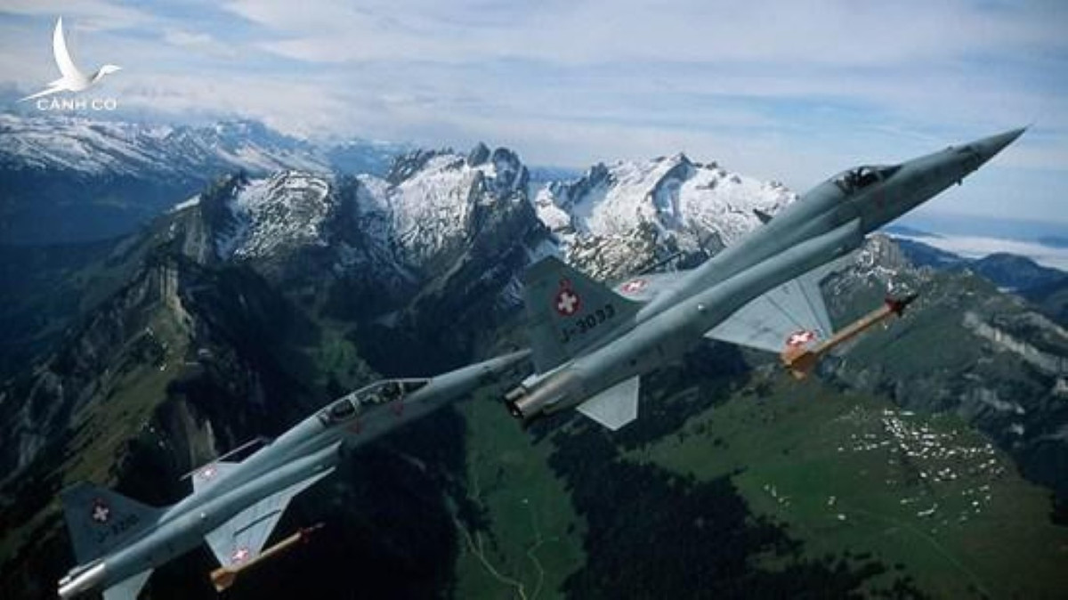 Chiến đấu cơ phản lực F-5E có trọng lượng rỗng 4.349kg, trọng lượng cất cánh tối đa lên tới 11.187kg. Máy bay được trang bị hai động cơ J85-GE-21B có lực đẩy khô 15,5kN, khi đốt tăng lực lần hai là 22,2kN.