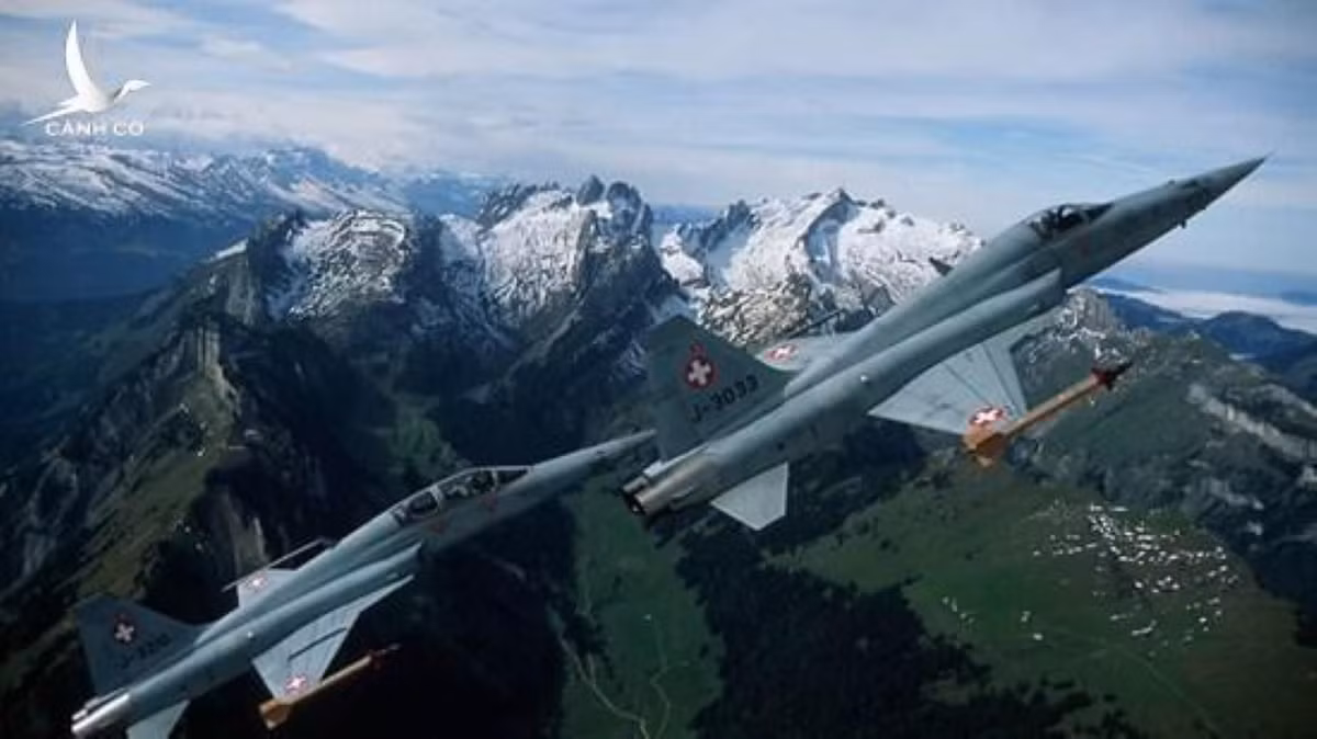 Chiến đấu cơ phản lực F-5E có trọng lượng rỗng 4.349kg, trọng lượng cất cánh tối đa lên tới 11.187kg. Máy bay được trang bị hai động cơ J85-GE-21B có lực đẩy khô 15,5kN, khi đốt tăng lực lần hai là 22,2kN.