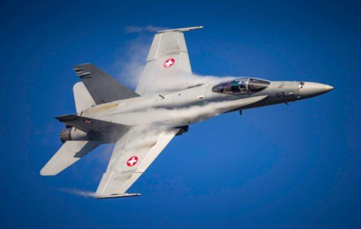 Trước khi máy bay va chạm, phi công kịp phóng ghế thoát hiểm và không bị thương.