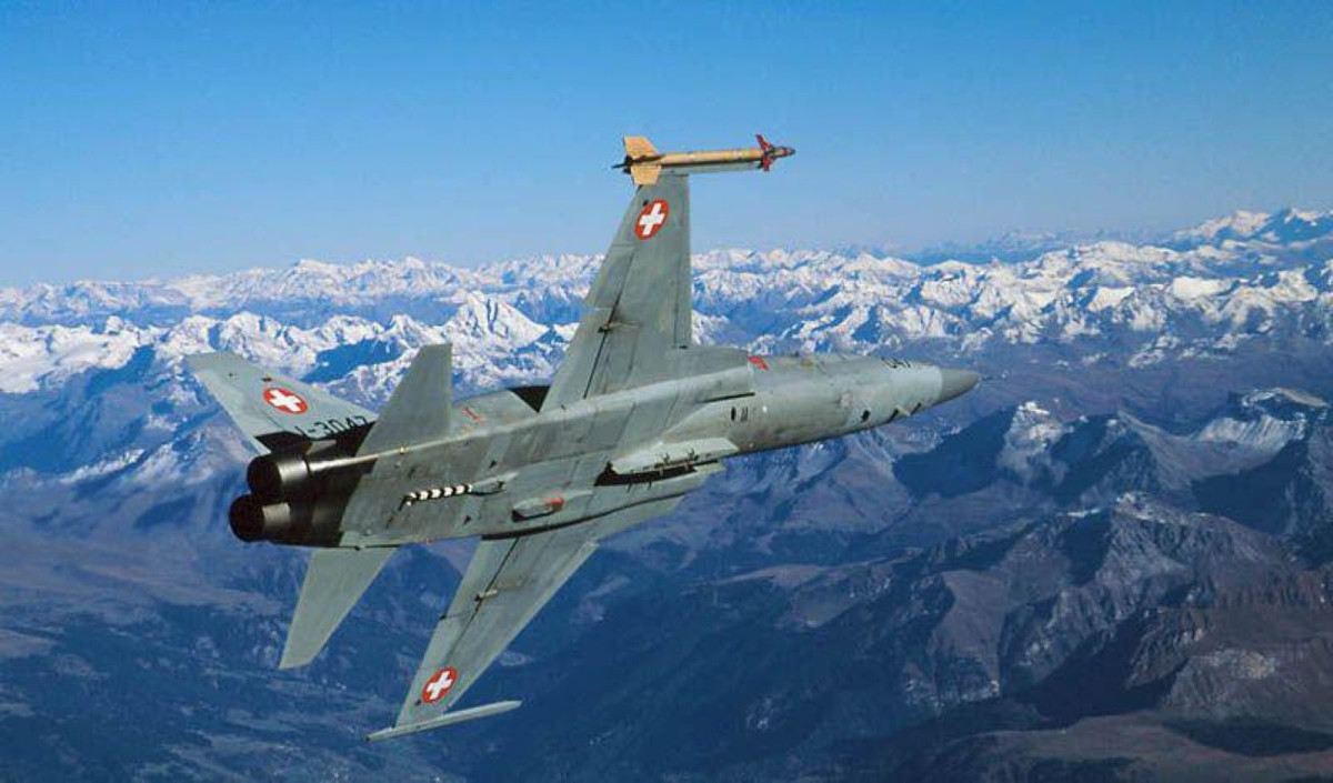 Đại tá Vladimir Kandaurov, một trong ba phi công thử nghiệm lái chiếc F-5E khi vừa tiếp xúc với máy bay đã cực kỳ ấn tượng với thiết kế buồng lái của chiến đấu cơ này.