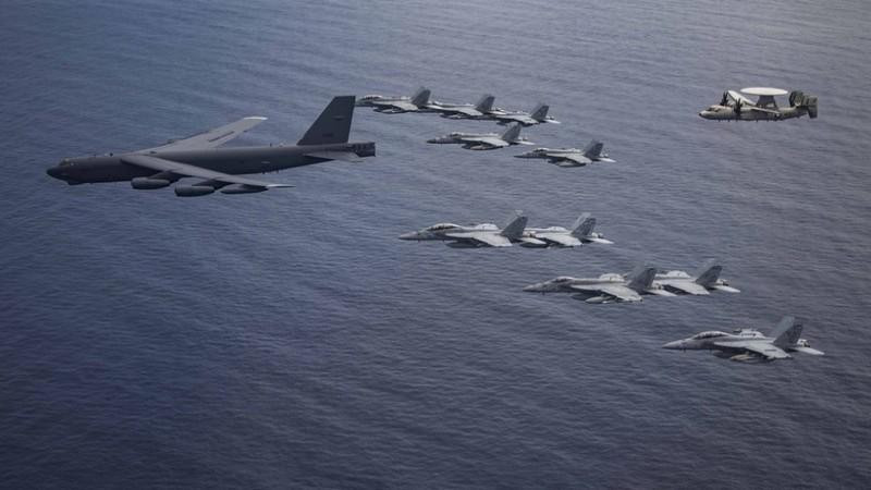 B-52 Mỹ thường mang theo bom tấn công trực diện kết hợp (JDAM) trên các giá treo. Với quá trình nâng cấp mới, máy bay sẽ chở theo được hàng loạt tên lửa và bom đời mới. Đáng chú ý, số bom và tên lửa này có thể được cất giấu trong thân máy bay.