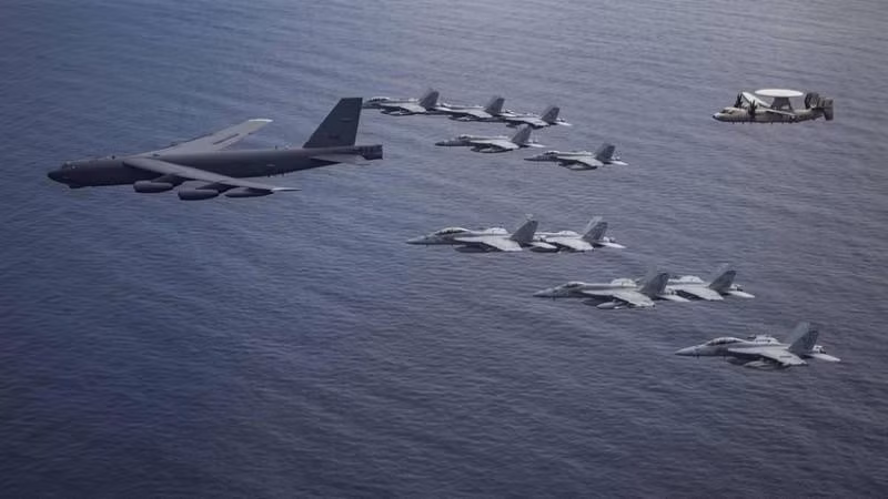 B-52 Mỹ thường mang theo bom tấn công trực diện kết hợp (JDAM) trên các giá treo. Với quá trình nâng cấp mới, máy bay sẽ chở theo được hàng loạt tên lửa và bom đời mới. Đáng chú ý, số bom và tên lửa này có thể được cất giấu trong thân máy bay.