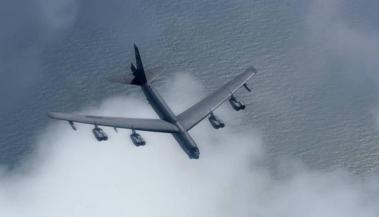 Chính quyền Tổng thống Trump năm 2018 đã đơn phương rút Mỹ khỏi thỏa thuận hạt nhân và theo đuổi chiến lược “sức ép tối đa” với Iran. Tuy nhiên, ông Biden cam kết trở lại thỏa thuận hạt nhân, trong đó Iran đồng ý cắt giảm chương trình hạt nhân để đổi lấy việc dỡ bỏ các lệnh trừng phạt quốc tế.