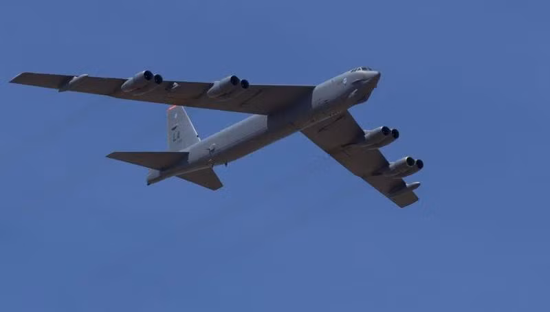 Trước đây, toàn bộ B-52 từng nằm trong kế hoạch sẽ “nghỉ hưu” vào năm 2040. Tuy nhiên hiện tại Mỹ chưa có máy bay nào đủ sự tin cậy về hiệu suất cũng như tính kinh tế khi thực hiện các đòn tấn công như B-52.