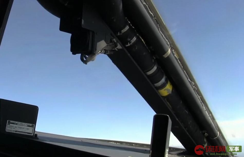 Hệ thống kính chắn gió của chiếc B-2 Spirit có phần khá cồng kềnh và khiến phi công bị hạn chế tầm nhìn.