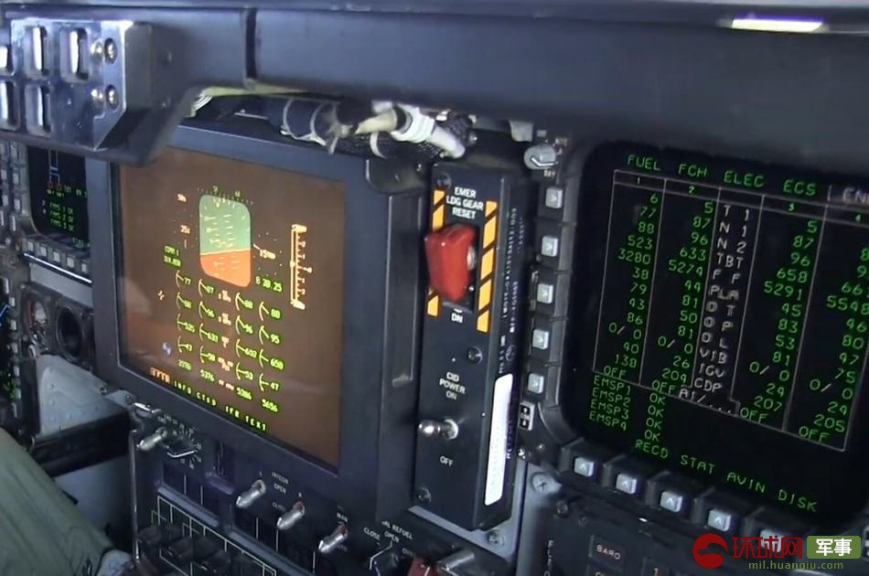 Điểm dễ nhận ra nhất trên chiếc máy bay ném bom B-2 Spirit này đó là dù được trang bị rất nhiều màn hình, tuy nhiên vẫn không xuất hiện bóng dáng của màn hình cảm ứng.