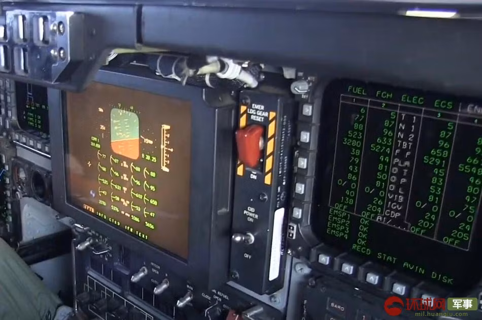 Điểm dễ nhận ra nhất trên chiếc máy bay ném bom B-2 Spirit này đó là dù được trang bị rất nhiều màn hình, tuy nhiên vẫn không xuất hiện bóng dáng của màn hình cảm ứng.