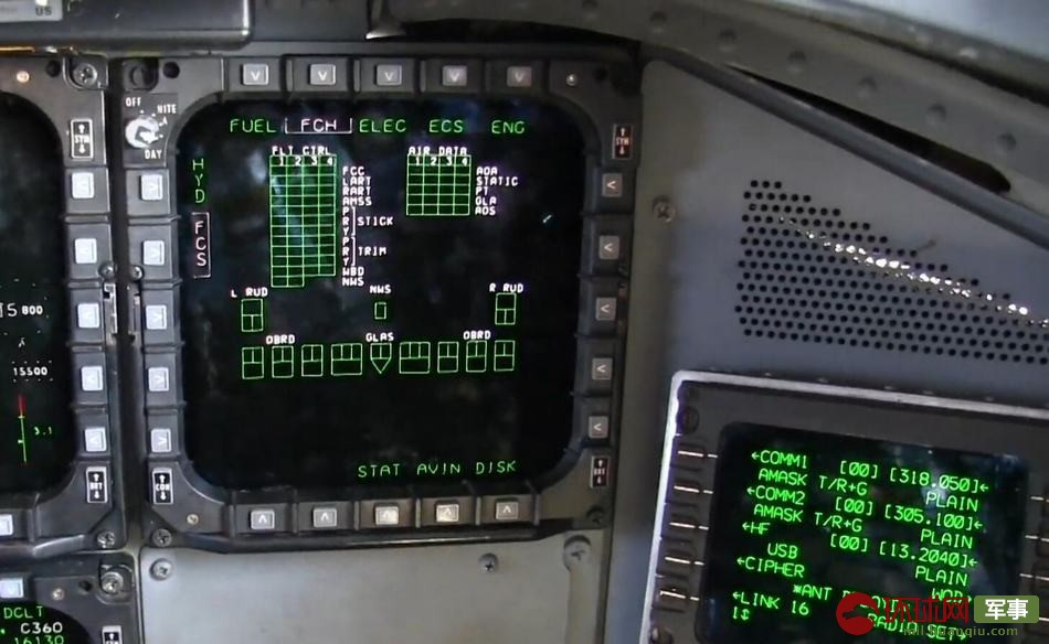 Dù có hệ thống máy tính điều khiển bay cực kỳ hiện đại, tuy nhiên phần mềm bay của chiếc B-2 Spirit này lại chỉ hiển thị trên màn hình đơn sắc.