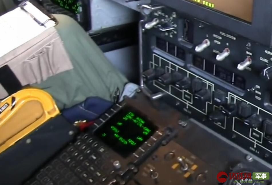 Phía bên chân phải của phi công là cần giật để khởi động ghế phóng, giúp phi công thoát ly khỏi máy bay trong trường hợp khẩn cấp.