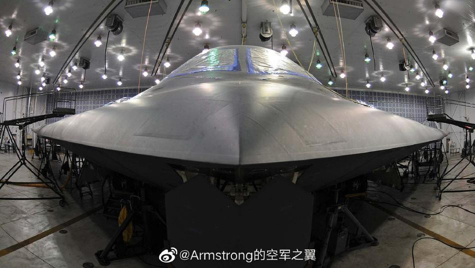 Tuy nhiên, dù hiện đại đến mấy thì Không quân Mỹ cũng không sử dụng loại máy bay đắt đỏ này với số lượng lớn được. Chi phí mỗi giờ bay của B-2 Spirit lên tới gần 200.000 USD, trong khi đó chi phí sản xuất lên tới 2,13 tỷ USD mỗi chiếc - rõ ràng là quá đắt đỏ. Nguồn ảnh: Sina.