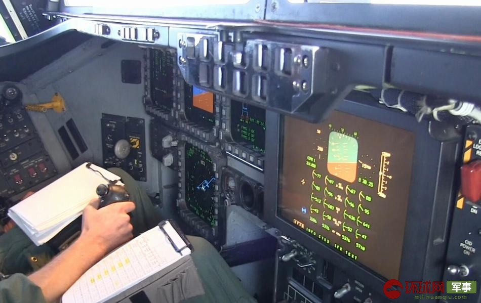 Màn hình hiển thị trung tâm cỡ lớn hiển thị các thông số bay thay cho hệ thống đồng hồ kiểu cũ, đây dường như là màn hình cảm ứng duy nhất được lắp đặt trên máy bay.