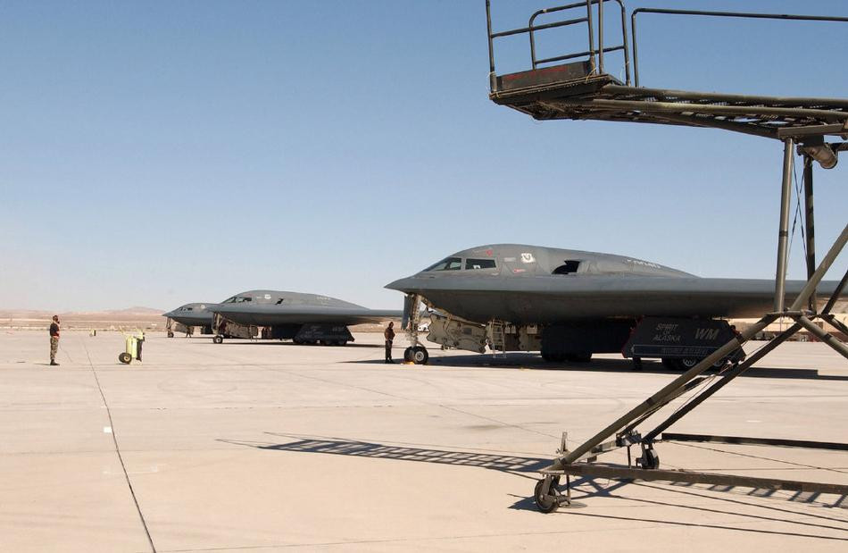 Máy bay ném bom B-2 Spirit của Mỹ được chính thức ra mắt từ năm 1997. Tuy nhiên hiện tại Không quân Mỹ cũng chỉ sử dụng khoảng 20 chiếc trong biên chế.