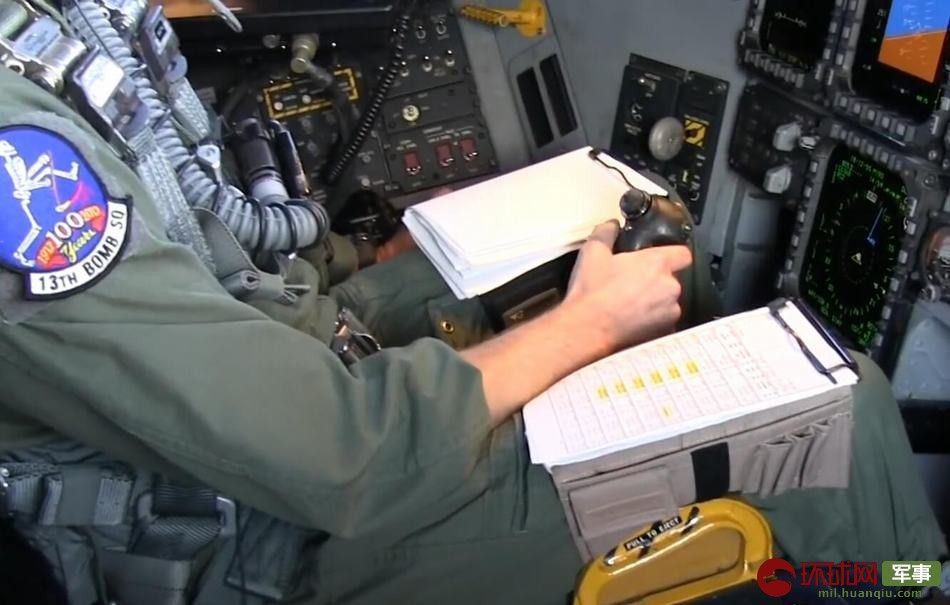 Bản thân phi công điều khiển chiếc B-2 Spirit vẫn sử dụng giấy và bút để theo dõi hành trình bay của chiếc oanh tạc cơ chiến lược này.