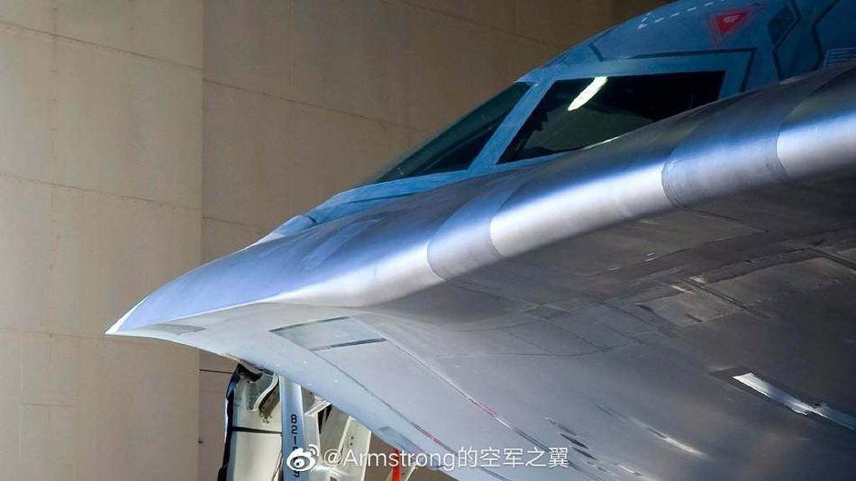 Tương tự như tiêm kích F-35 sau này, do bị nhồi nhét quá nhiều tính năng hiện đại, chiếc B-2 Spirit khi mới ra mắt cũng đã nhận không ít chỉ trích do hoạt động kém hiệu quả, mắc nhiều lỗi ngớ ngẩn.