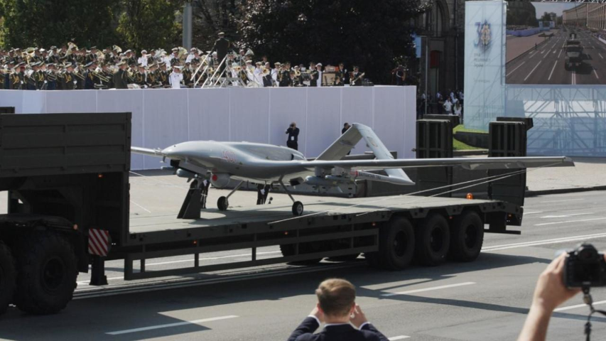 Bên cạnh đó, trong hầu hết các trận pháo kích do Lực lượng vũ trang Ukraine tiến hành, máy bay không người lái Bayraktar TB2 liên tục thực hiện điều chỉnh hỏa lực ở khoảng cách 7 - 10 km, tính từ vị trí mục tiêu bị tấn công.