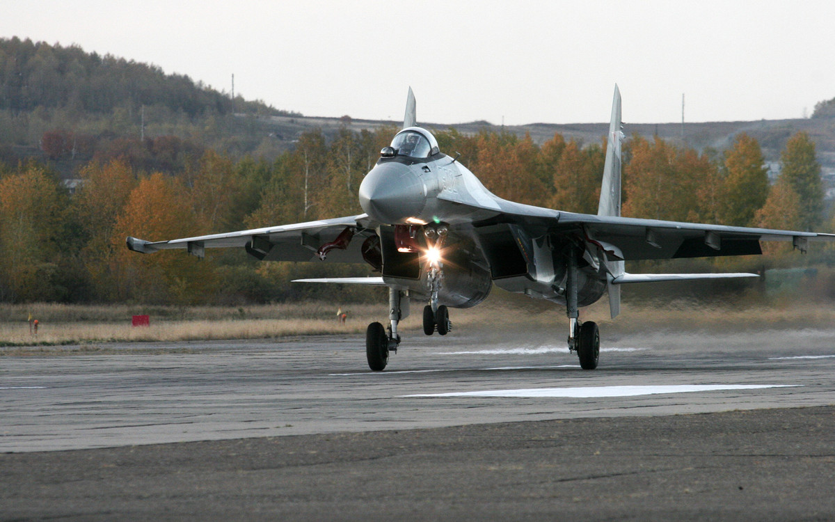 Indonesia cũng từng ký hợp đồng mua 11 máy bay chiến đấu Su-35 từ Nga với tổng giá trị lên tới 1,1 tỷ USD. Tuy nhiên, sau khi bị Washington đe dọa về nguy cơ bị cấm vận, Jakarta đã tuyên bố hủy bỏ hợp đồng này.