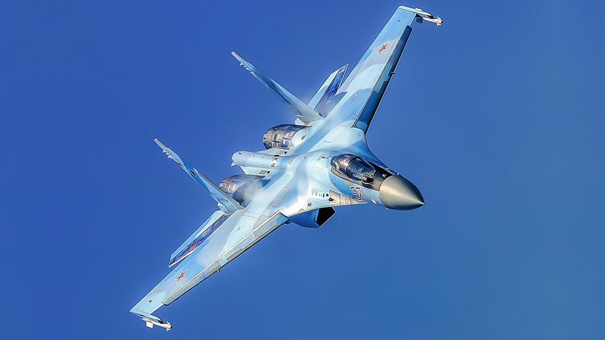Máy bay chiến đấu Su-35 được chế tạo bởi phòng thiết kế Sukhoi từ năm 2008, tới năm 2014 chính thức được đưa vào hoạt động. Đây là phiên bản tiêm kích chiến đấu hiện đại nhất được phát triển từ dòng Sukhoi Su-27.