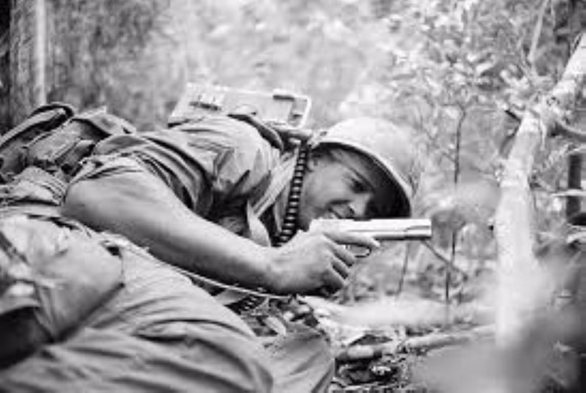 Chưa hết, PRC-77 còn có ăng-ten thu phát sóng rất cao, địa hình rừng rậm nhiệt đới ở miền Nam Việt Nam yêu cầu ăng-ten phải dài tối thiểu 3 mét để liên lạc, điều này khiến ăng-ten vướng víu rất khó chịu. Việc ăng-ten vươn lên tận ngọn cây cũng dễ dàng khiến lính điện đài lộ vị trí, và nếu xác định được vị trí của điện đài viên, có nghĩa là chỉ huy đơn vị địch cũng chỉ "loanh quanh" khu vực đó.