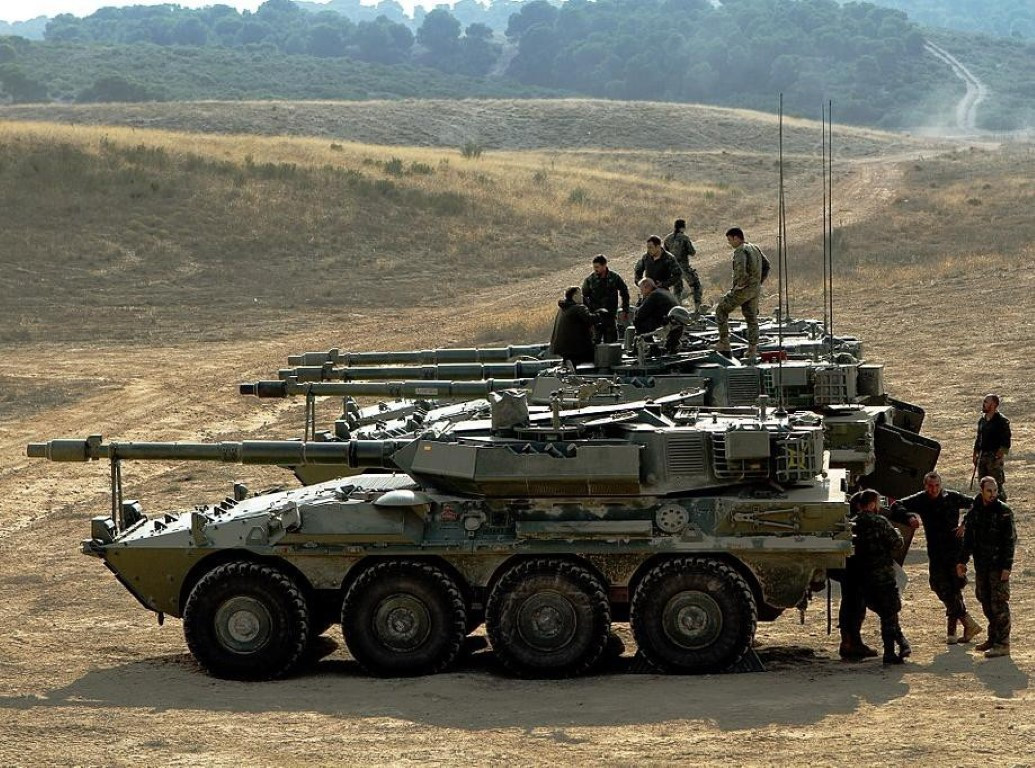 Hơn nữa các xe tăng và đơn vị pháo tự hành có thể di chuyển đến nơi diễn ra hoạt động chiến đấu. Do vậy các loại xe bọc thép, bao gồm cả xe tăng bánh lốp được giao chức năng của đơn vị tác chiến cơ động cao nhằm hỗ trợ lực lượng mặt đất.