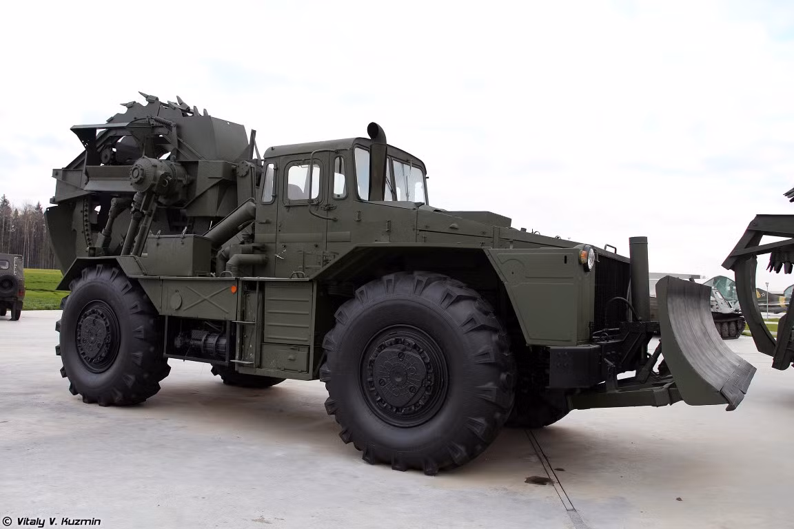 Loại phương tiện này có khả năng đào hào với tốc độ cao, giúp giải phóng sức cho binh sĩ trên chiến trường.