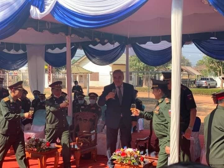 Quan chức quốc phòng hai quốc gia Lào và Nga nâng ly chúc mừng lễ bàn giao thành công tốt đẹp.