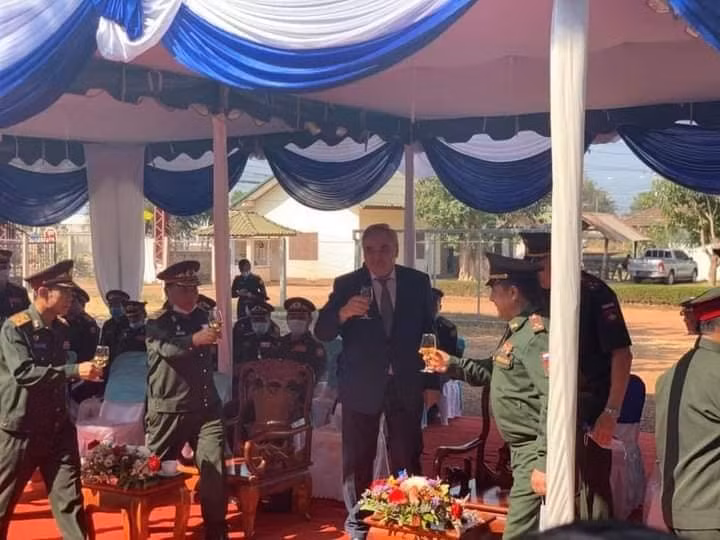 Quan chức quốc phòng hai quốc gia Lào và Nga nâng ly chúc mừng lễ bàn giao thành công tốt đẹp.