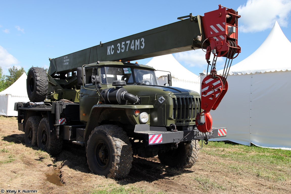 Về cơ bản, loại xe cần cẩu này có khả năng cơ động khá cao, sức nâng lớn và tốn ít thời gian bảo trì, bảo dưỡng.