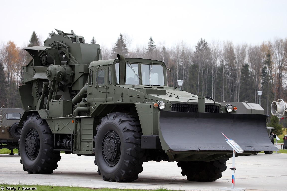 Xe đào hào TMK được chế tạo từ thời Liên Xô và tới nay vẫn là một trong những loại phương tiện đào hào chính của lực lượng Lục quân Nga.