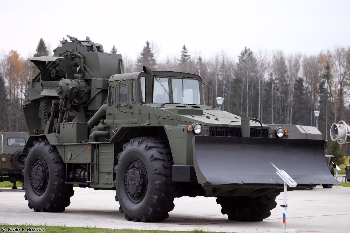 Xe đào hào TMK được chế tạo từ thời Liên Xô và tới nay vẫn là một trong những loại phương tiện đào hào chính của lực lượng Lục quân Nga.