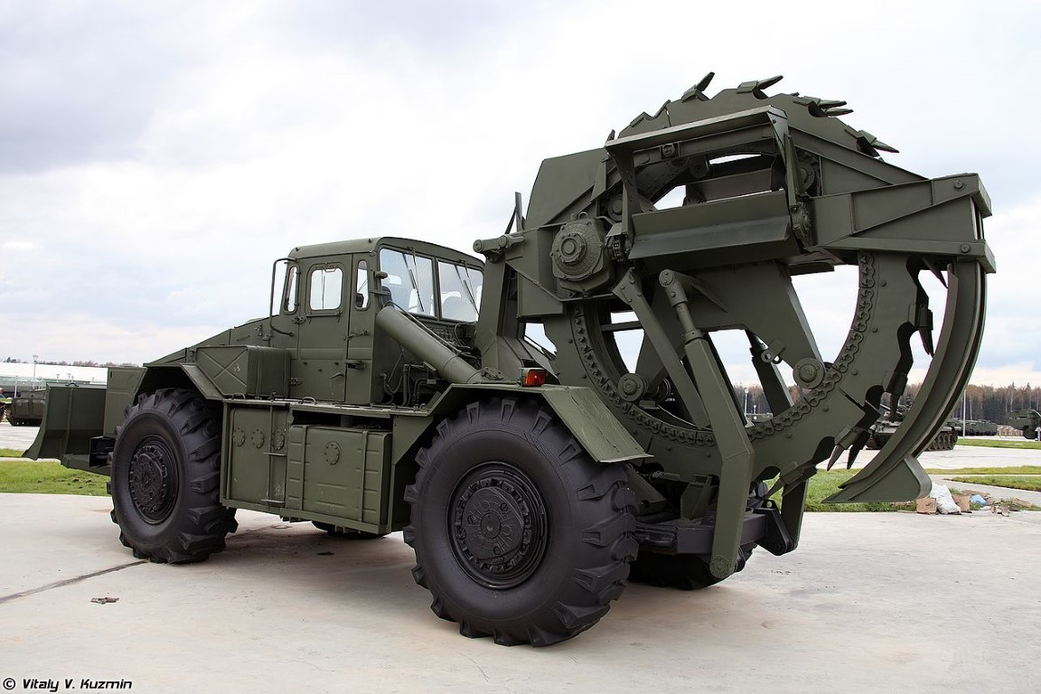 Cơ cấu chuyển động này có khả năng đào hào sâu tối đa tới hai mét, đào xuyên qua được đá và những nền đất cứng với tốc độ cao.