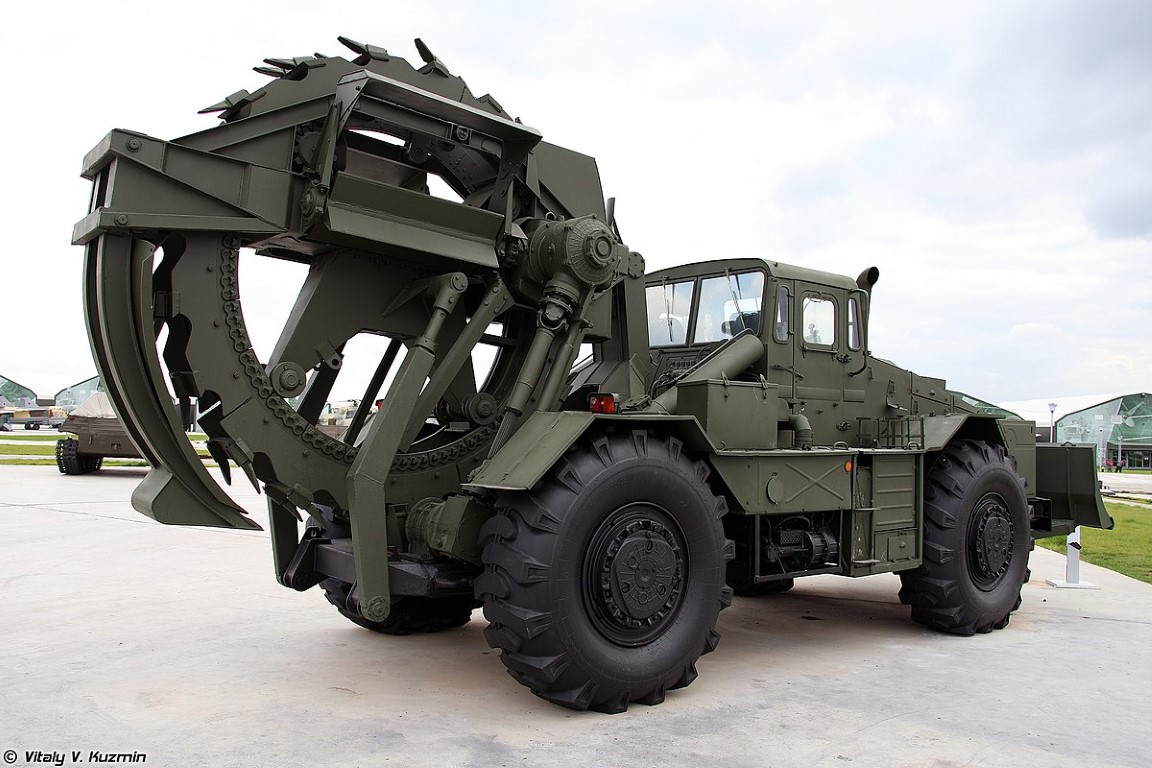 Xe có cấu tạo khá đơn giản với thành phần chính là cơ cấu đào hào quay tròn giống như các máy khai thác than được sử dụng rộng rãi trên thế giới trước đây.