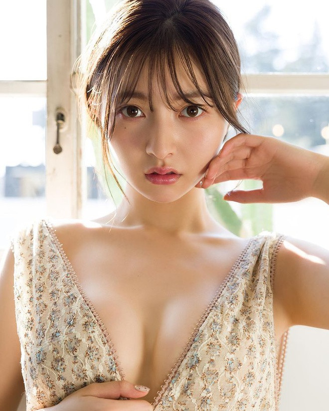 Moeka có nét đẹp ngây thơ, trong trẻo với đôi mắt to tròn và mũi thanh tú. Cô cao 1,73 m, thân hình mảnh mai và số đo 3 vòng cuốn hút.