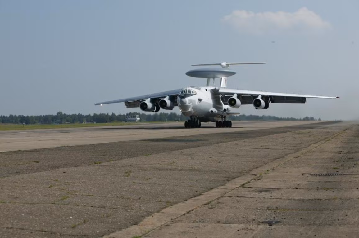 Được thiết kế dựa trên khung thân của máy bay Ilyushin Il-76, A-50U sở hữu hệ thống radar công suất lớn, có khả năng theo dõi mục tiêu mặt đất ở khoảng cách 320 km, mục tiêu bay ở khoảng cách gần 600 km.